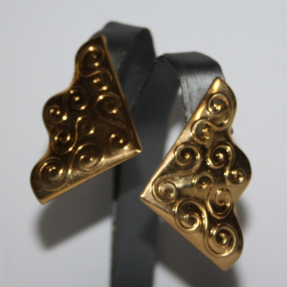 Vintage Jewelry - Beautiful gold vintage earrings 1.5"